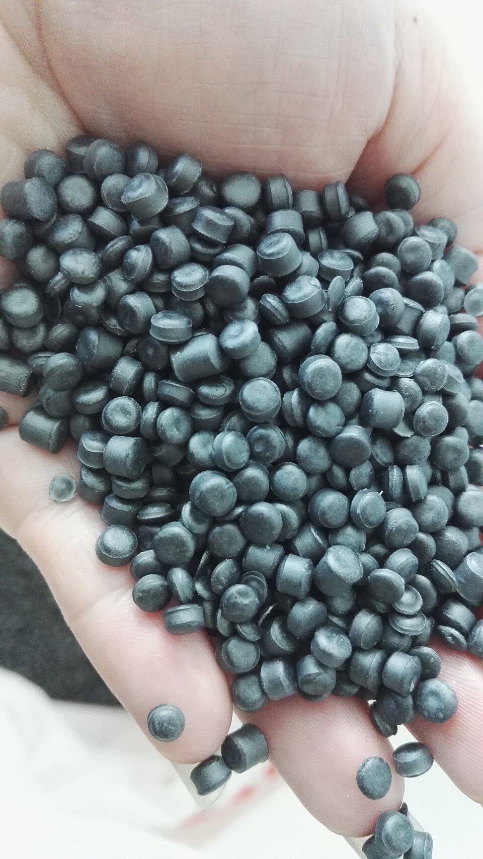 Colored plastic resin pellets for commodity polymer applications